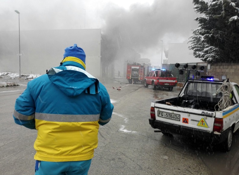 Permalink to Incendio in un garage di via Stradivari: complesse le operazioni di spegnimento Incendio in un garage di via Stradivari: complesse le operazioni di spegnimento