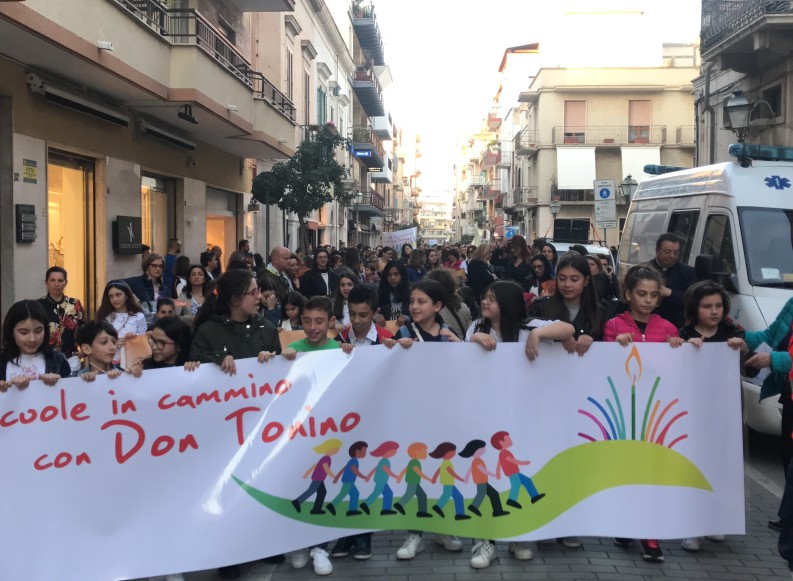 Permalink to In cammino con Don Tonino, oltre un migliaio i partecipanti alla marcia andriese In cammino con Don Tonino, oltre un migliaio i partecipanti alla marcia andriese