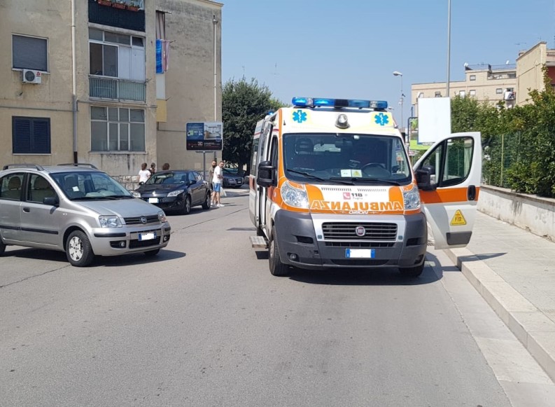 Permalink to Auto fa inversione in viale Virgilio e colpisce ambulanza della Misericordia di corsa su di un intervento Auto fa inversione in viale Virgilio e colpisce ambulanza della Misericordia di corsa su di un intervento